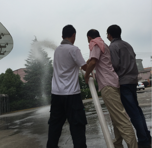 員工學習使用消防栓