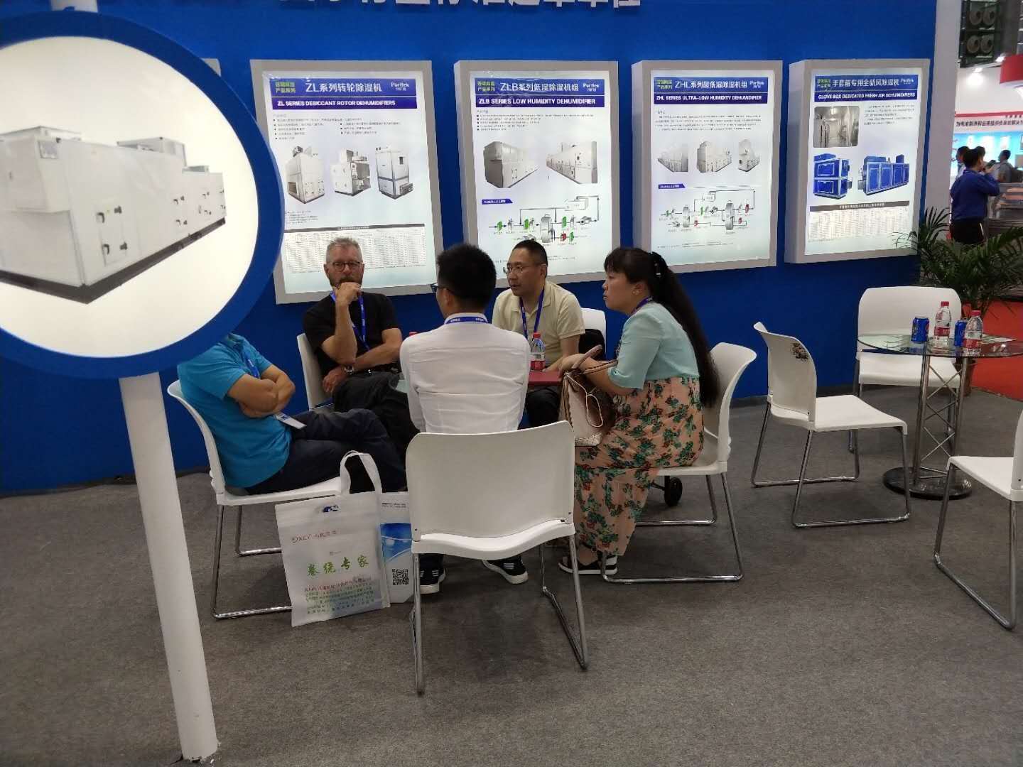 羞羞漫画WWW成人漫画樱泰員工與客戶交談