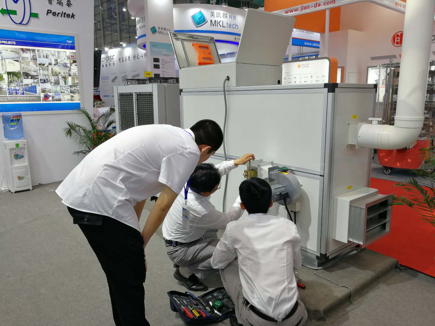 羞羞漫画WWW成人漫画樱泰總經理吳建平親自檢查參展設備